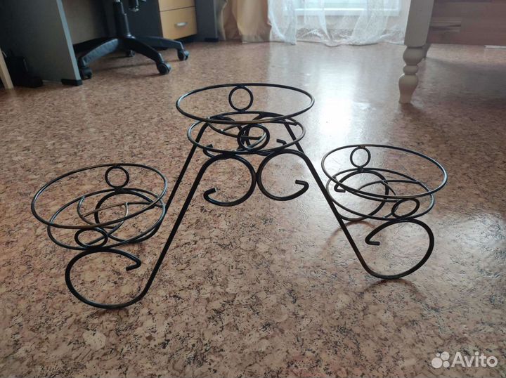 Металлическая подставка для цветов напольная