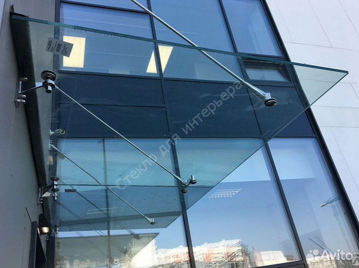 Стеклянный козырек над входом