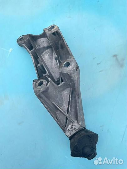 Кронштейн двигателя 4F0199307R