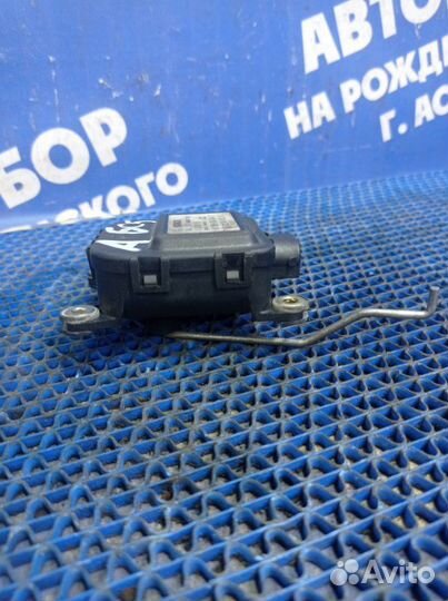 Моторчик заслонок отопителя Audi A6C5 седан 2000