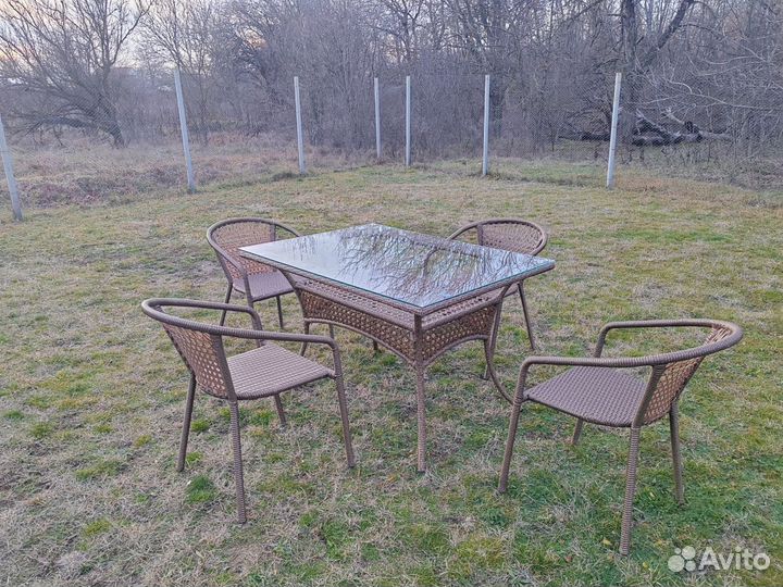 Обеденная группа из ротанга