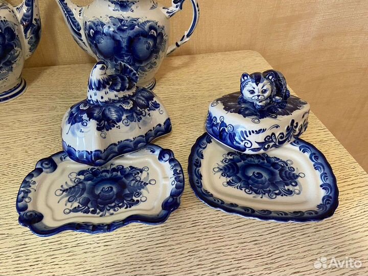 Гжель, масленки, чайники