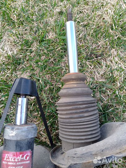 Стойки передние Kayaba