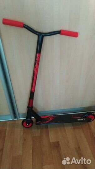 Трюковой самокат красно-чёрный