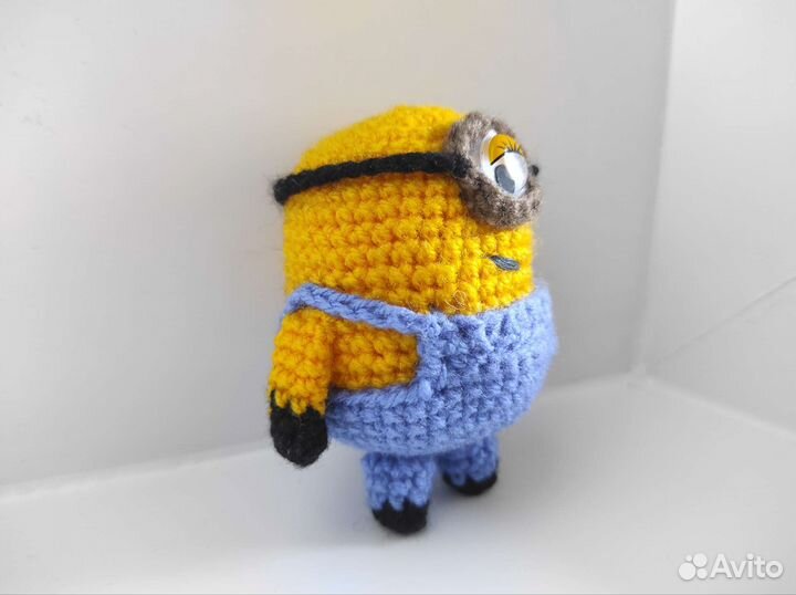 Вязанная игрушка миньон