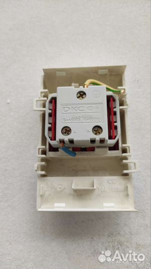 Розетка в кабель канал с рамкой