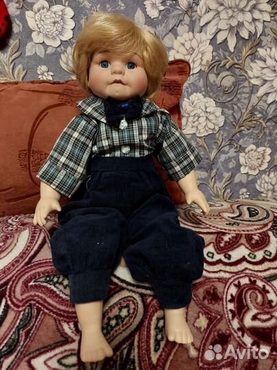 Кукла фарфоровая