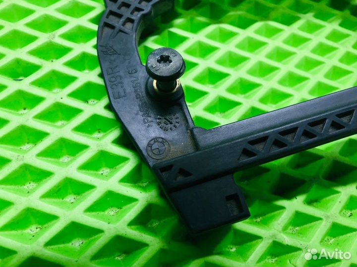 Кронштейн ручки BMW E39 передний правый