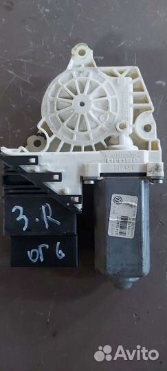 Моторчик стеклоподъёмника задний правый на Volkswa