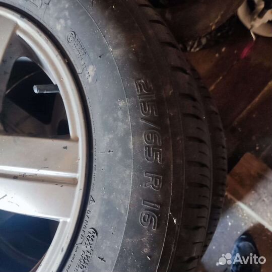 Michelin Agilis 215/65 R16