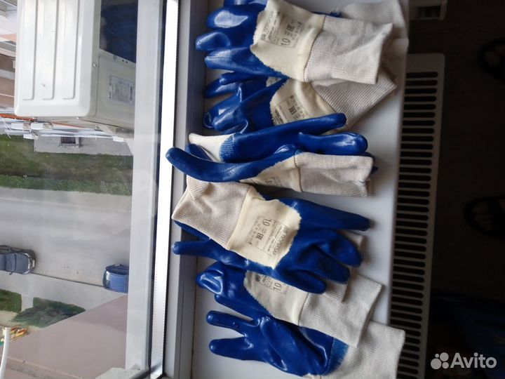 Новые рабочие прорезиненные перчатки