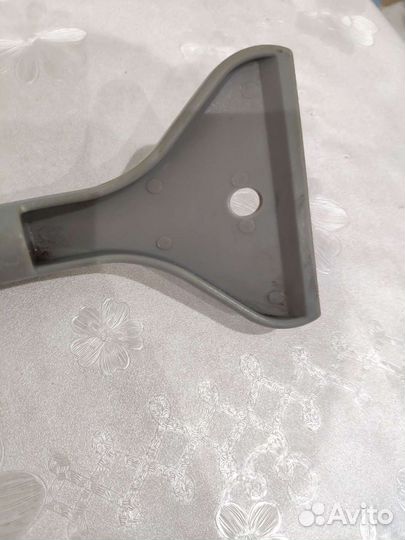 Скребок и щётка для очистки снега