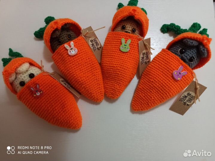 Вязаный зайка в морковке. Амигуруми