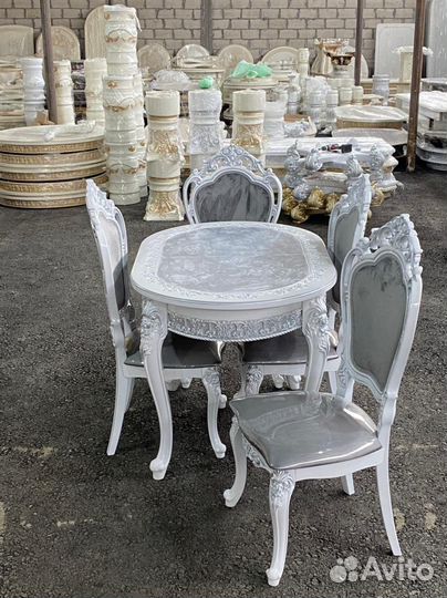 Стол и стулья