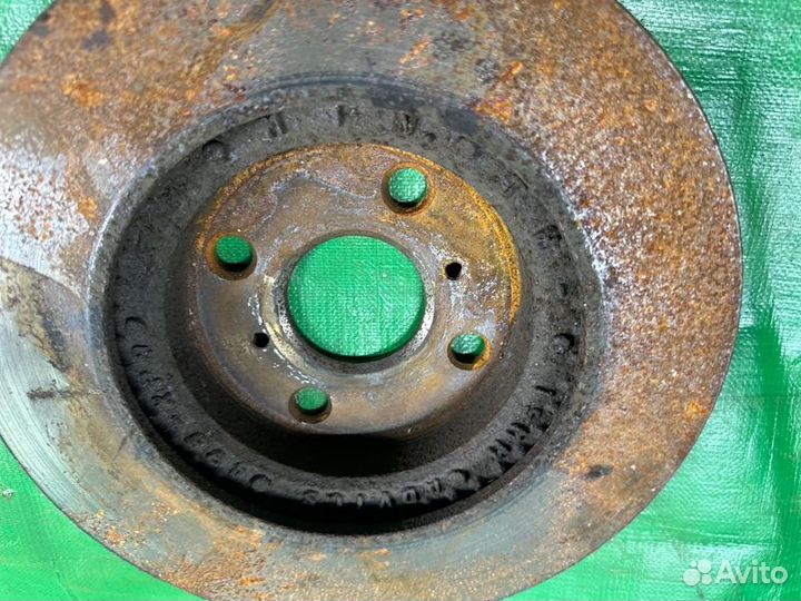 Тормозной диск передний левый Toyota Vitz NHP130