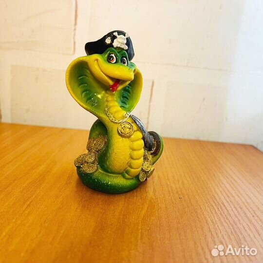 Статуэтка змея пират