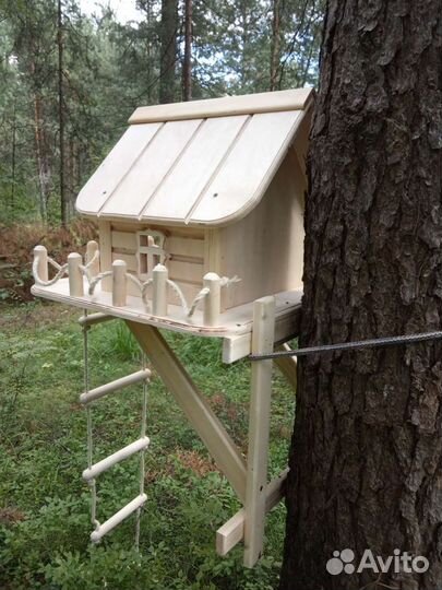 Кормушка-домик для белок и птиц