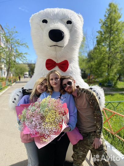 Поздравление от Белого Мишки. Ростовые куклы