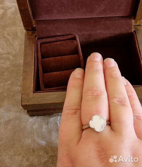 Серебряное кольцо с перламутром в стиле Van Cleef