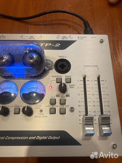 Korg дв. ламповый преамп и оптический компрессор