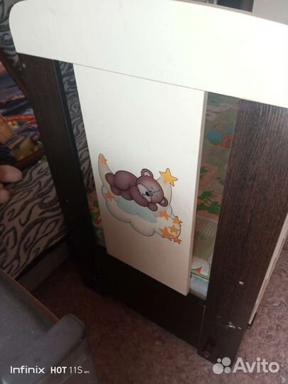 Детская кроватка с маятником и ящиком