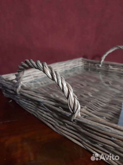 Плетёный поднос со стеклянным дном
