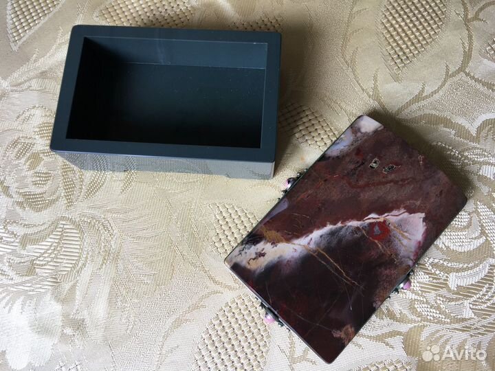 Шкатулка из нефритового змеевика и яшмы