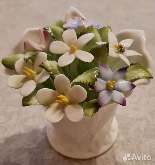 Фарфоровая ваза с цветами, Англия