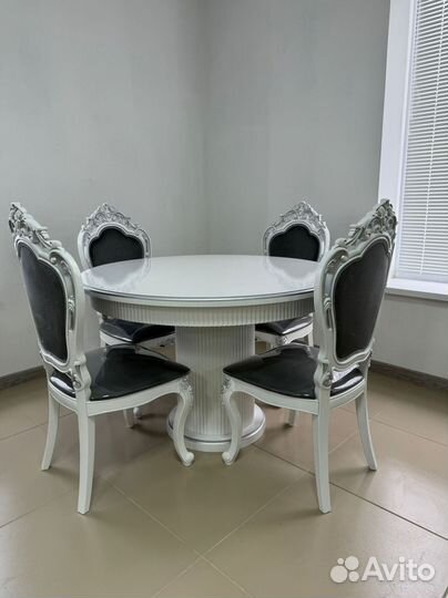 Стол и стулья в гостиную. В наличии