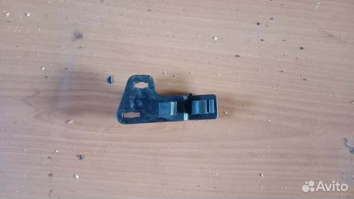 Крепление стойки капота Toyota Corolla E180 седан