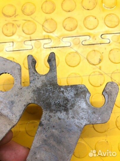 Кронштейн задний правый Renault Duster HSM H4M430