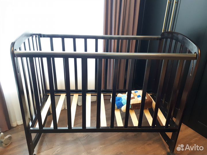 Детская кроватка с маятником