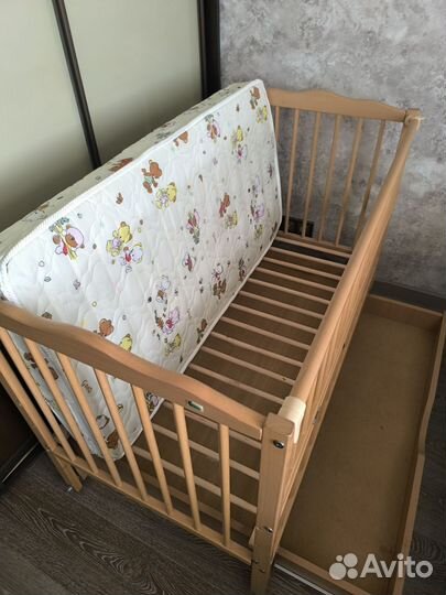 Детская кроватка с маятником и ящиком