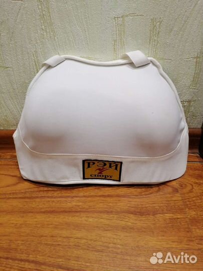 Женский нагрудиник, боксерские перчатки