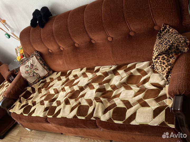 Один диван и два кресла