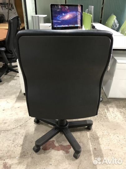 Компьютерное кресло кожаное Немец