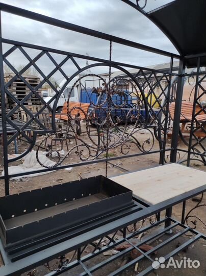 Кованный мангал с крышей 