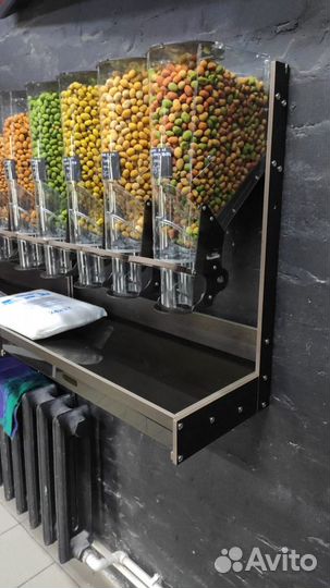 Стойка с гравитационными диспенсерами