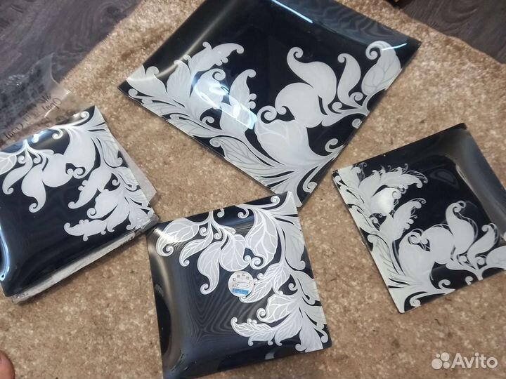 Сервиз из 6 квадратных тарелок и одна большая