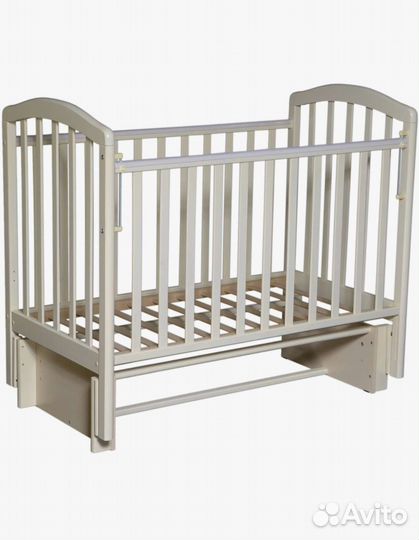 Детская кроватка с маятником