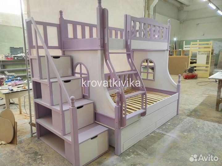 Двухъярусная кровать домик с лестницей комодом