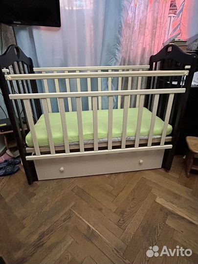 Детская кроватка с маятником и матрасом