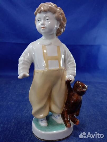 Фарфоровая статуэтка Мальчик с мишкой Первосчет