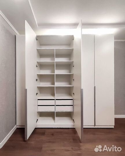 Современный распашной шкаф