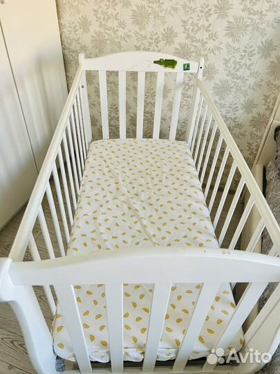 Детская кроватка с продольным маятником