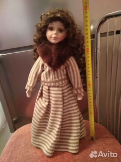 Кукла фарфоровая