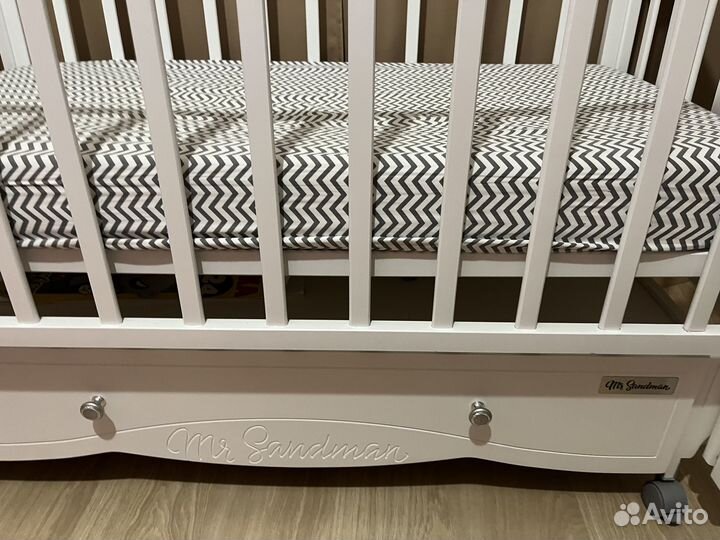Детская кроватка с маятником