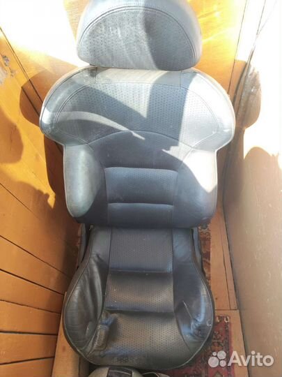 Кожаные передние сиденья