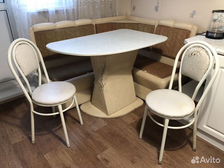 Кухонный уголок со столом и стульями