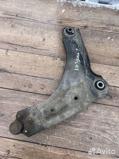 Рычаг передний левый Renault Laguna 1.6